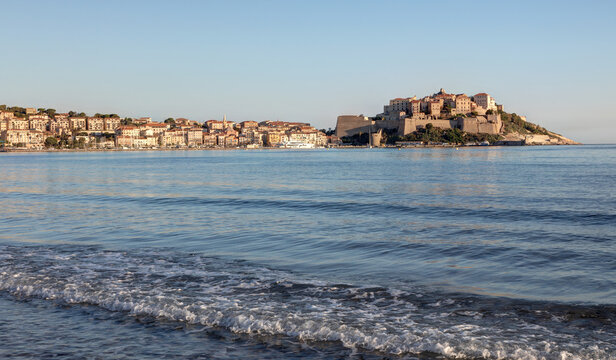 Vue sur la ville de Calvi et sa citadelle en Haute Corse