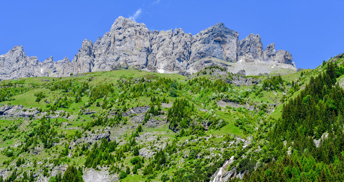 Blick aus dem Talboden des Vorder Sch&auml;chen auf die markanten, schroffen Felszacken des Geissbergs im Kanton Uri, Schweiz