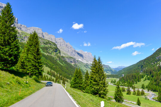 Ein dunkelblauer Morgan-Oldtimer f&auml;hrt auf der Klausenpassstrasse hinab zum weiten Urnerboden im Kanton Uri, Schweiz
