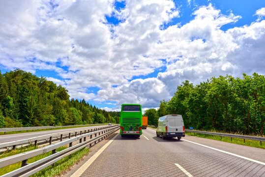 Gr&uuml;ner Reisebus im flie&szlig;enden Verkehr auf der Autobahn A81 auf der Baar-Hochebene, Baden-W&uuml;rttemberg, Deutschland