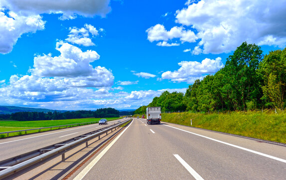 Fahrt auf der Autobahn A7 vor der Ausfahrt M&uuml;llheim unter strahlendem Sommerhimmel, Thurgau, Schweiz