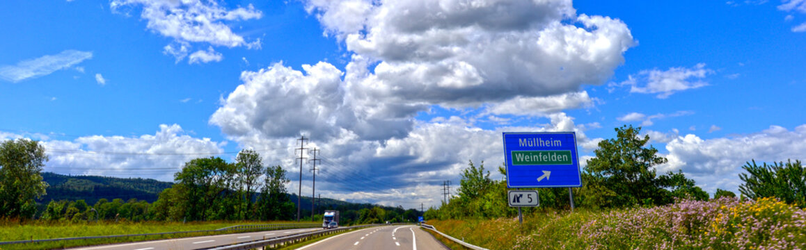 Fahrt auf der Autobahn A7 kurz vor der Ausfahrt 5 M&uuml;llheim und Weinfelden unter markantem Sommerhimmel, Thurgau, Schweiz