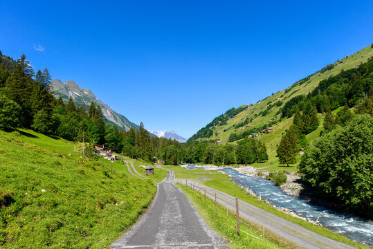 Untersch&auml;chen, Breites Alpental mit dem Sch&auml;chenbach und Feldwegen im Kanton Uri, Schweiz