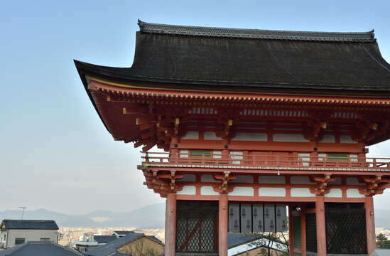 清水寺　仁王門と京都市内(京都市東山区)