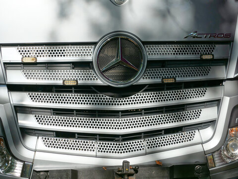 Germany, H&ouml;velhof, October 03. 2026, The striking front end and radiator grille of a modern Mercedes-Benz Actros heavy-duty truck