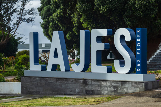Lajes das Flores, Azores, Portugal. 20 de Mayo 2026. Gran letrero monumental con las letras en azul y blanco con el nombre del municipio de Lajes das Flores en la Isla de Flores, Azores.