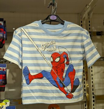 Camiseta de manga corta con el estampado de Spider-Man de Marvel, balance&aacute;ndose con una telara&ntilde;a, en tienda Primark, Madrid, Espa&ntilde;a, 3 de julio de 2026