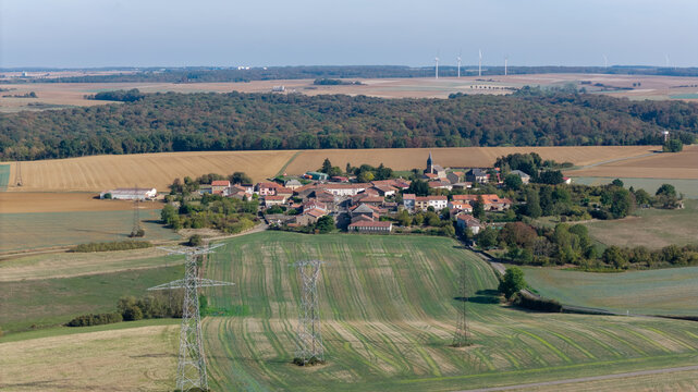 Le village de Jopp&eacute;court en Meurthe-et-Moselle. Petite commune agricole de Lorraine. Gros plan a&eacute;rien au t&eacute;l&eacute;objectif sur les habitations, l'&eacute;glise, les b&acirc;timents et des pyl&ocirc;nes &eacute;lectriques. France