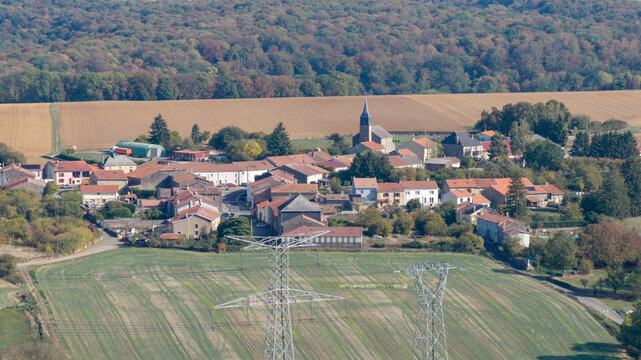 Le village de Jopp&eacute;court en Meurthe-et-Moselle. Petite commune agricole de Lorraine. Gros plan a&eacute;rien au t&eacute;l&eacute;objectif sur les habitations, l'&eacute;glise, les b&acirc;timents et des pyl&ocirc;nes &eacute;lectriques. France