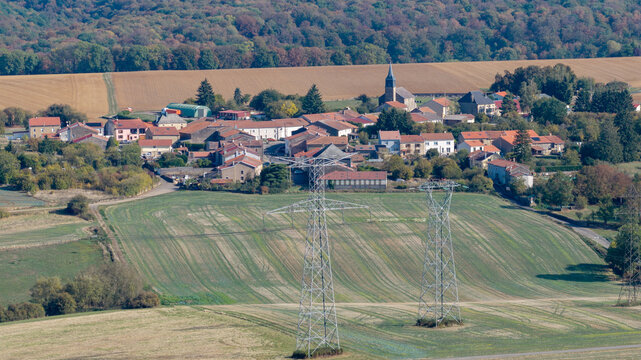 Le village de Jopp&eacute;court en Meurthe-et-Moselle. Petite commune agricole de Lorraine. Gros plan a&eacute;rien au t&eacute;l&eacute;objectif sur les habitations, l'&eacute;glise, les b&acirc;timents et des pyl&ocirc;nes &eacute;lectriques. France