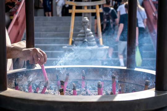Ritual tradicional de quema de incienso en el templo budista Sensō-ji (tambi&eacute;n conocido como el Templo de Asakusa), el m&aacute;s antiguo e ic&oacute;nico de Tokio, Jap&oacute;n