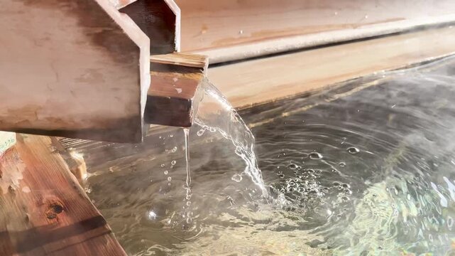 群馬県 水上温泉の檜の貸切露天風呂 湯口から温泉がとうとうと流れ出て湯面に波紋が広がる癒やしの風景と旅行