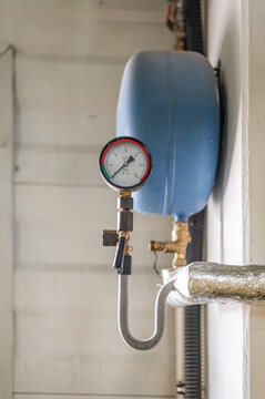 Pressure gauge on a depressurized compressor heat recovery water system