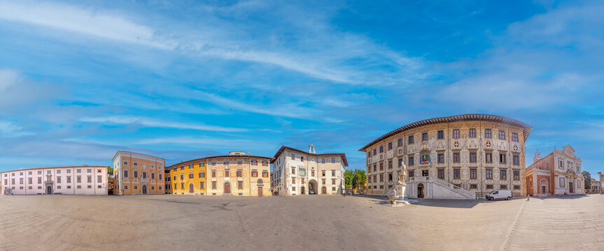 building of University on Piazza dei Cavalieri - Palazzo della Carovana decorated with sgraffiti and sculptures of Grand Dukes of Tuscany. The statue depicts Cosimo I de' Medici. Pisa, Italy