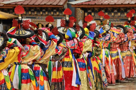 Danseur aux chapeaux noirs ex&eacute;cutant une danse rituelle lors d&rsquo;un festival religieux - Bhoutan