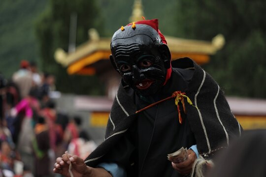 Personnage au masque noir lors d&rsquo;un festival bouddhiste au Bhoutan