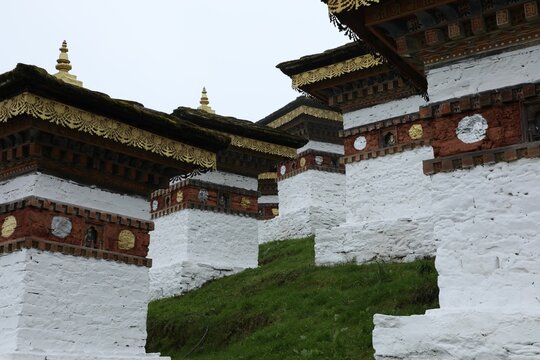 Druk Wangyal Chortens, ensemble de 108 stupas bouddhistes au col de Dochula au Bhoutan