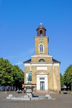 husum, deutschland - marienkirche und tine-brunnen auf dem marktplatz