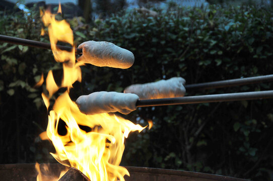 stockbrot braten &uuml;ber einem Feuer