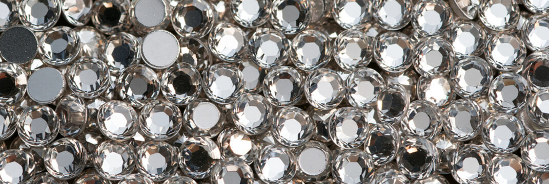 Viele glitzernde silberne Strasssteine als Hintergrund