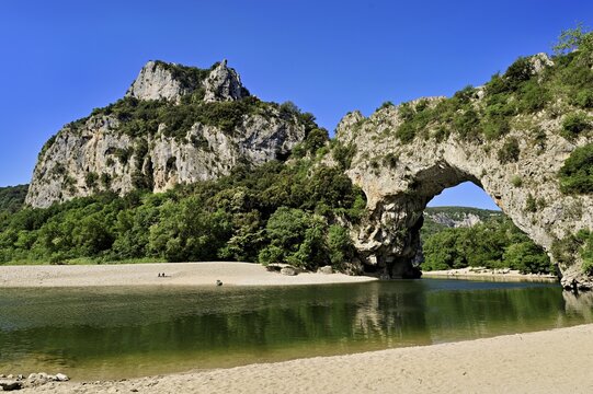 Ard&egrave;che river, above it the Pont d'Arc rock gate, Ard&egrave;che Gorge, Gorges de l'Ard&egrave;che, Vallon-Pont-d'Arc, Rh&ocirc;ne-Alpes, France