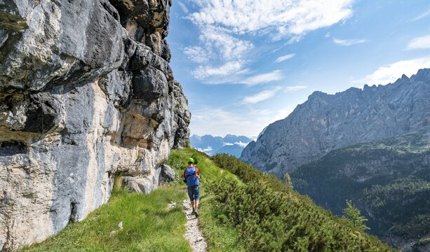 Young hiker, mountaineer on the Sentiero Carlo Minazio path, view of the Valle di San Vito, Sorapiss circuit, Dolomites, Belluno, Italy