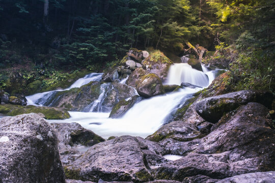 Senderismo por el Valle de Aran, ruta de Ortiga de Lin y Uelhs deth Jo&egrave;u. Saltos de agua en r&iacute;o durante la ruta