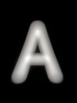 fotograf&iacute;a desenfocada de la letra A color blanco sobre fondo negro.