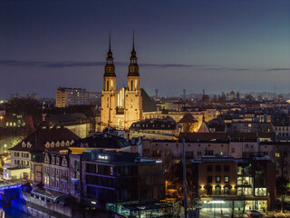 Nocny widok na zabytkową katedrę w Opolu i rzekę Odra. Iluminacja architektoniczna centrum miasta Opole, Śląsk Opolski, Polska. © Henryk Niestrój