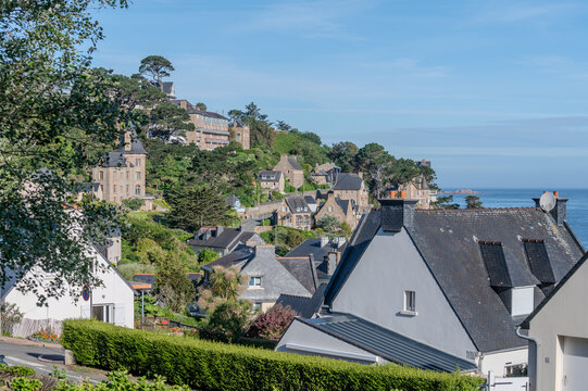 Visit og Trestraou Beach in Perros-Guirec is wide, family-friendly sandy bay on the Pink Granite Coast, framed by rounded pink granite boulders and villa houses.