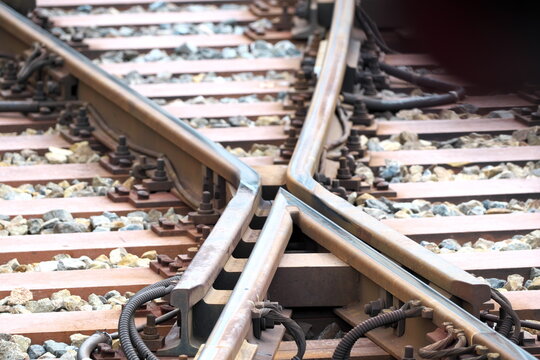 Railway track switch connecting different rail lines