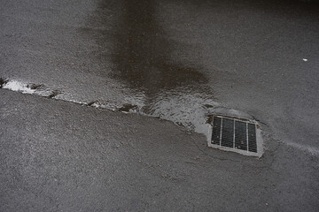 道路の水が排水溝に © ookinate23