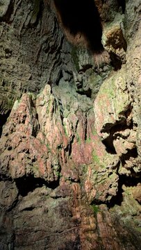 長崎県・七ツ釜鍾乳洞の神秘的な岩肌
