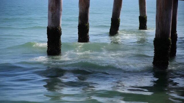 船着場の杭に当たる小さな波 シームレスループ動画背景 16:9 4K