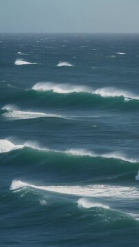 荒れた海面に立つ白い波頭 シームレスループ動画背景 9:16 4K