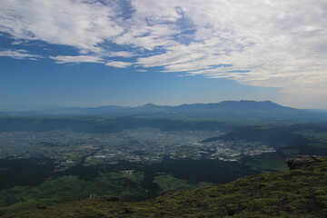 Fototapeta premium 九重連山 阿蘇山 仙酔峡 高岳 中岳 熊本県 くじゅう 絶景 山脈 背景素材