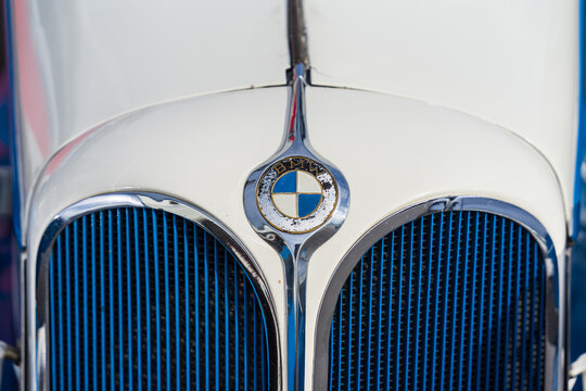 LAUSITZRING, GERMANY &ndash; SEPTEMBER 19, 2026: Close-up of BMW emblem and kidney grille of roadster BMW 315/1 Sport, 1934. DEKRA Klassik Tage (DEKRA Classic Days).