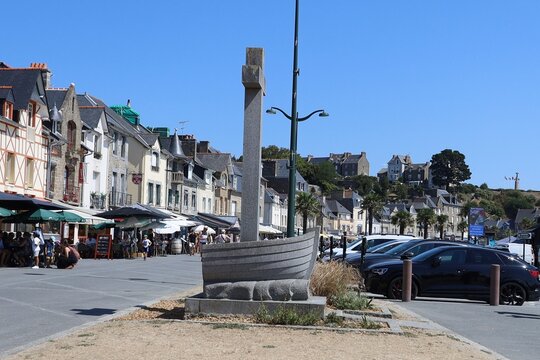 Le calvaire de la houle sur la place de la houle, ville de Cancale, d&eacute;partement de l'Ille et Vilaine, Bretagne, France