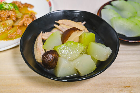 ユウガオと椎茸と鶏手羽のひすい煮