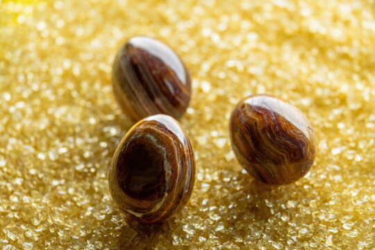 Primo piano di uova di onice simile al cioccolato
