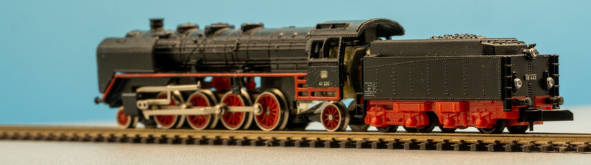 Z scale steam locomotive with coal tender in side detail view © Pascal