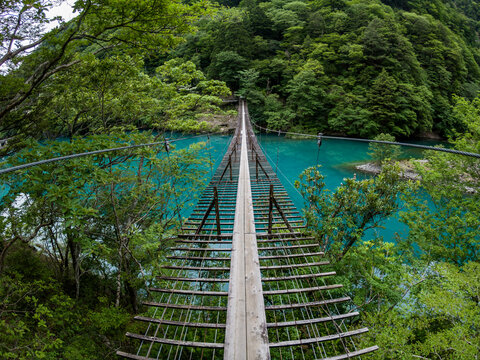 静岡県川根本町の寸又峡にある「夢の吊り橋」からエメラルドグリーンの湖面を見下ろす風景
