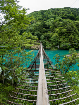 静岡県川根本町の寸又峡にある「夢の吊り橋」からエメラルドグリーンの湖面を見下ろす風景
