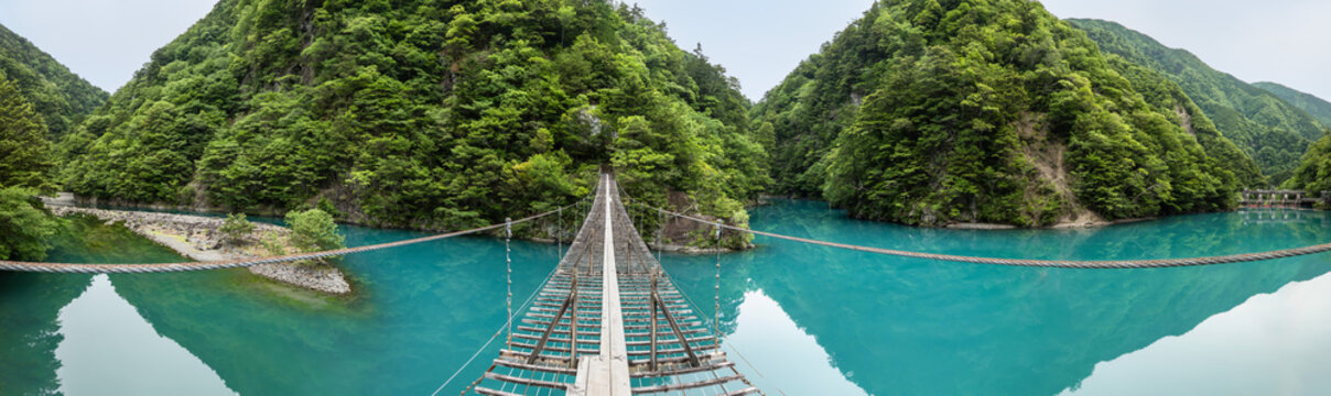 静岡県川根本町の寸又峡にある「夢の吊り橋」からエメラルドグリーンの湖面を見下ろすパノラマ風景
