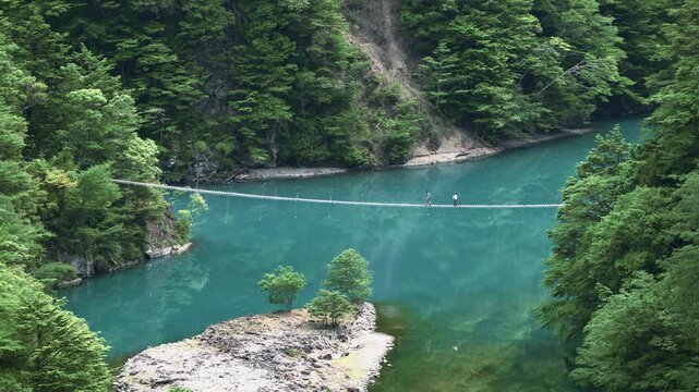 静岡県の川根本町寸又峡温泉にある「夢のつり橋」遠景と、それを取り囲む新緑の山々
