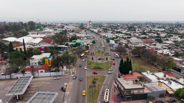 Arco de C&oacute;rdoba desde el aire, arco de triunfo de piedra con torreones de estilo medieval inaugurado en 1943, Argentina