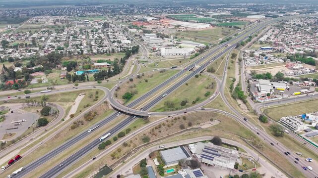 Vista a&eacute;rea con dron de distribuidor vial y puente sobre la Avenida de Circunvalaci&oacute;n en C&oacute;rdoba, Argentina, d&iacute;a nublado