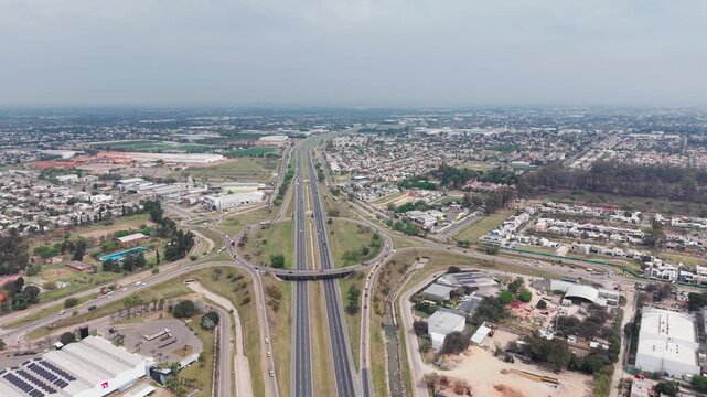 Vista a&eacute;rea con dron de distribuidor vial y puente sobre la Avenida de Circunvalaci&oacute;n en C&oacute;rdoba, Argentina, d&iacute;a nublado