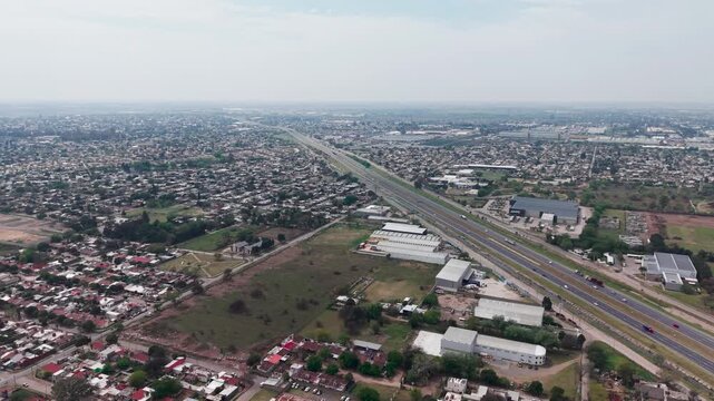 Vista a&eacute;rea con dron de la Avenida de Circunvalaci&oacute;n atravesando la ciudad de C&oacute;rdoba, Argentina, en un d&iacute;a nublado