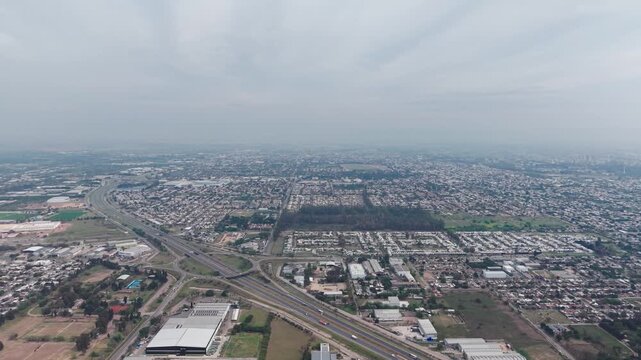 Vista a&eacute;rea con dron de la ciudad de C&oacute;rdoba, Argentina, en un d&iacute;a nublado, panor&aacute;mica urbana en altura